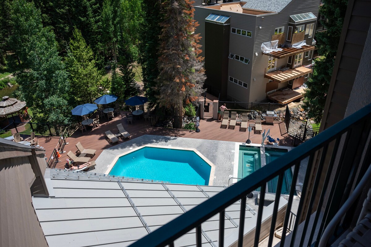 Scenic views: <span>Pool View</span>